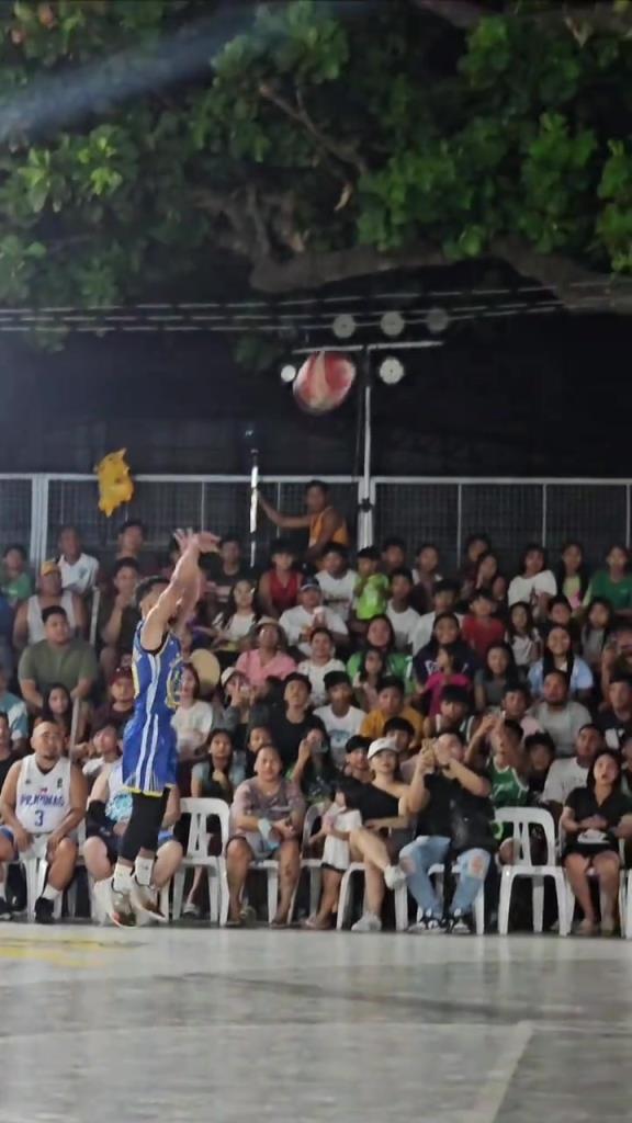 菲律宾野球场惊现詹库连线 这两下库里还真来不了